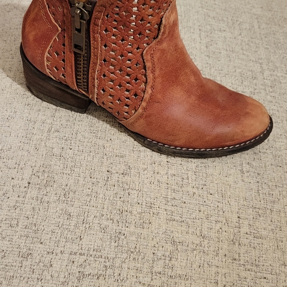 Boots - Picture 3 of 6